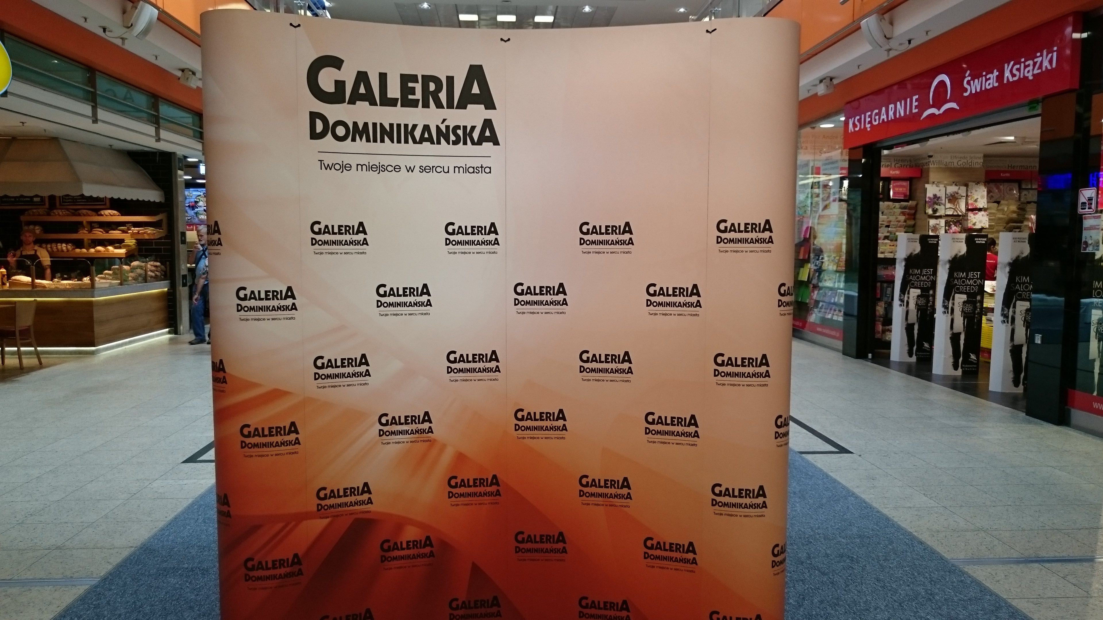 Ścianka do zdjęć w Galerii Dominikańskiej