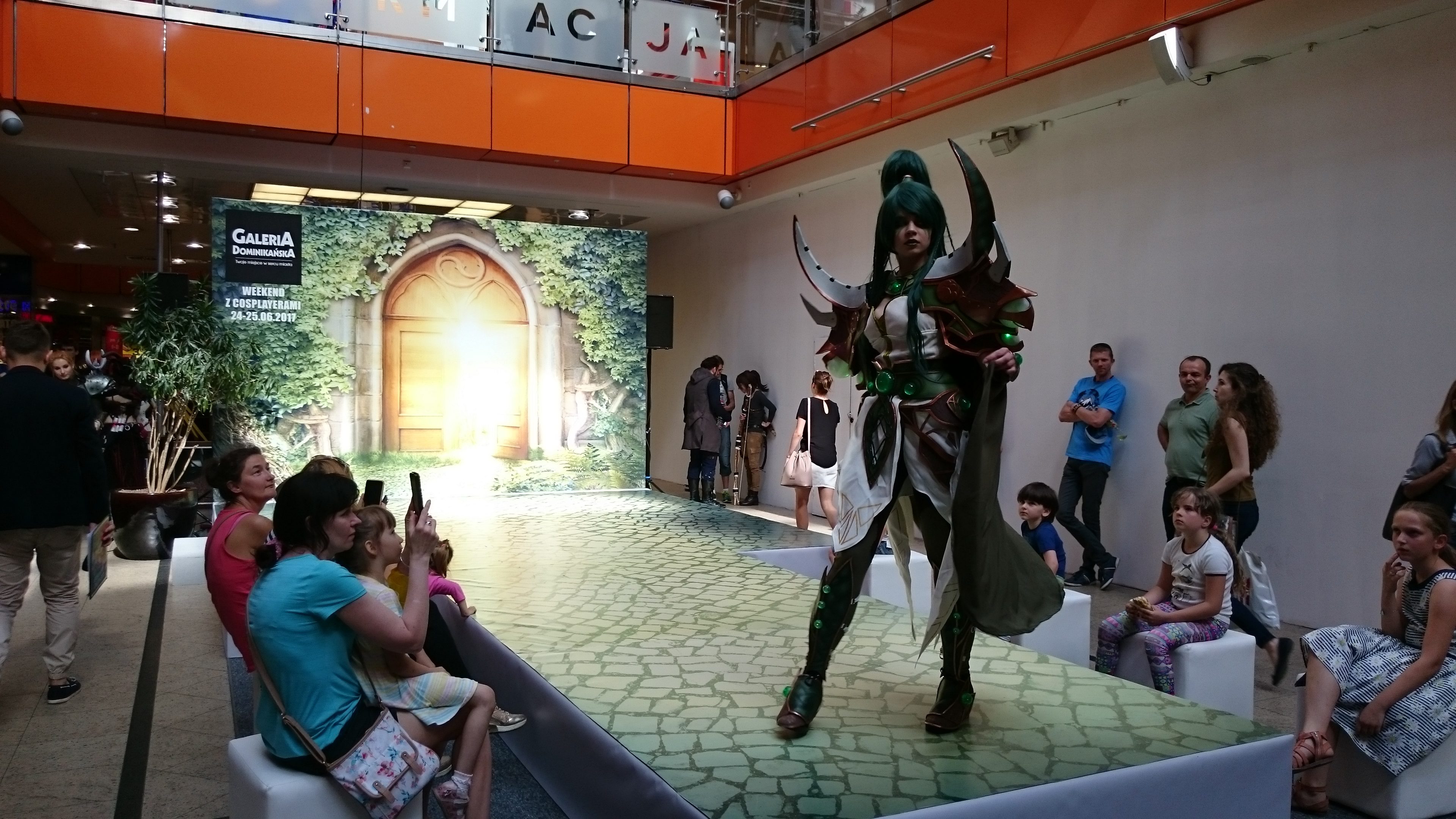 Arshania w cosplayu podczas weekendu z cosplayerami w Galerii Dominikańskiej we Wrocławiu