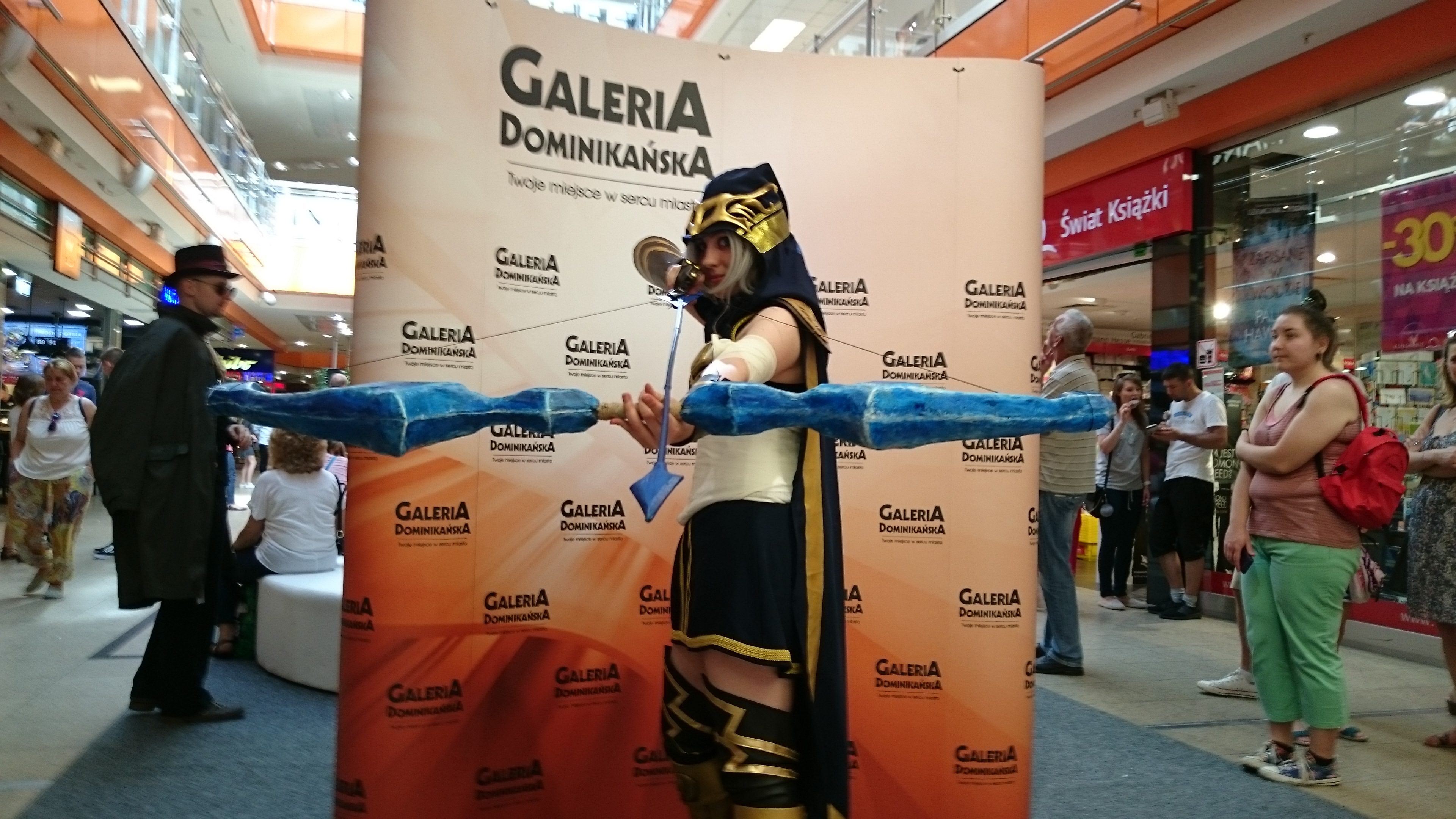 Bliss w cosplayu jako Ashe podczas weekendu z cosplayerami w Galerii Dominikańskiej we Wrocławiu