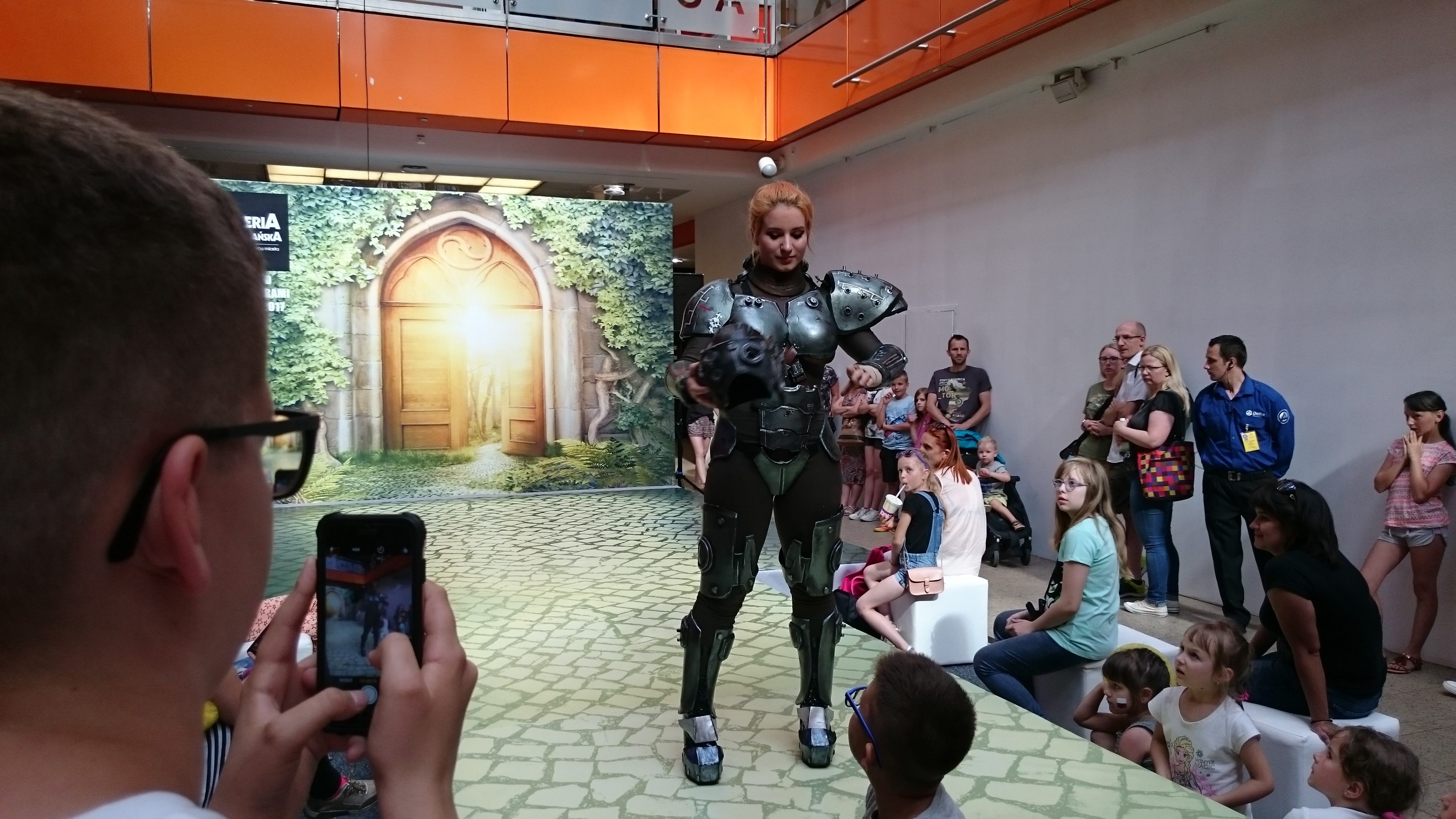Calypsen w zbroi podczas weekendu z cosplayerami w Galerii Dominikańskiej we Wrocławiu