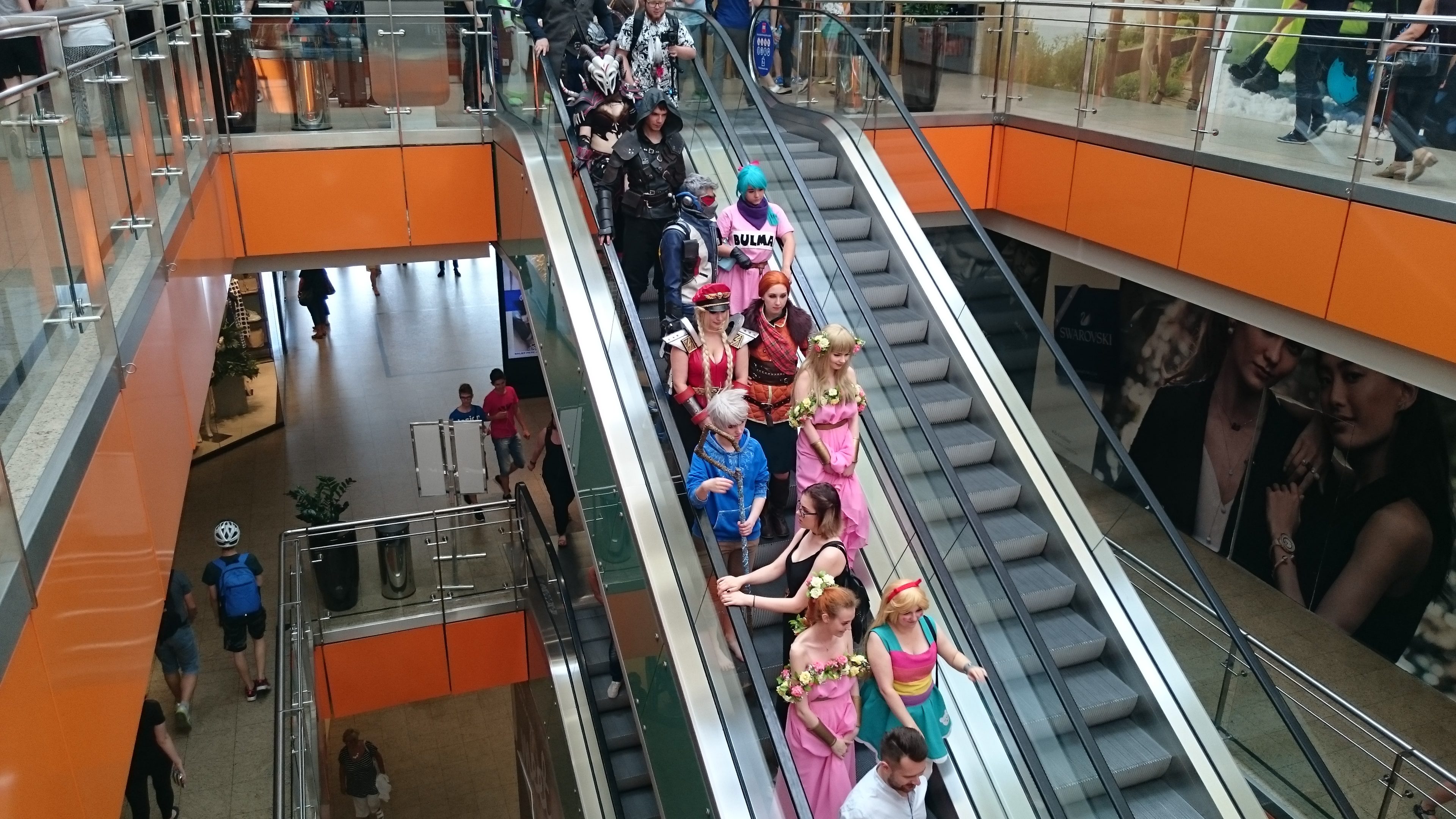 Cosplayerzy na ruchomych schodach Galerii Dominikańskiej we Wrocławiu