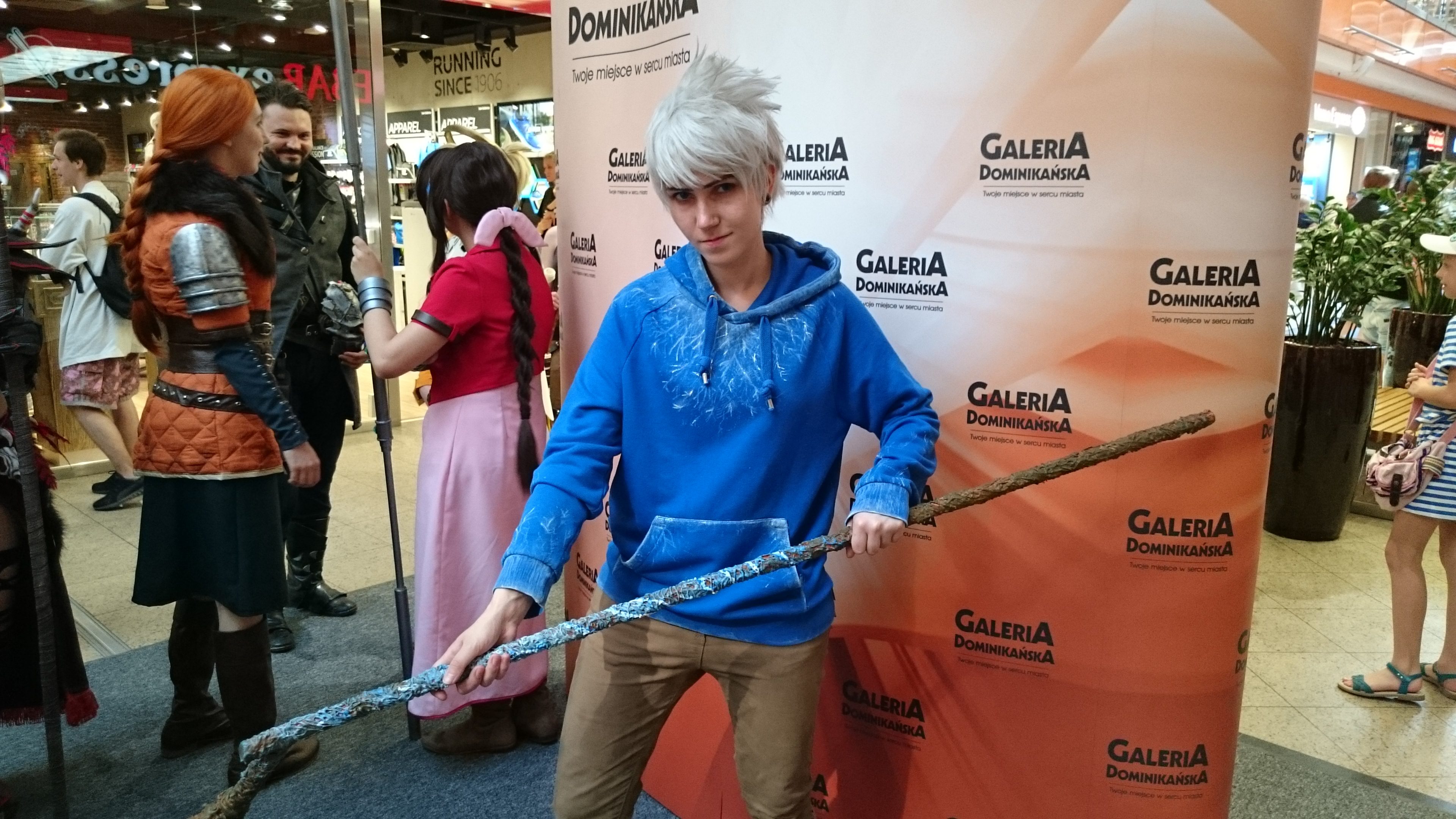 Dorian Makbeth w cosplayu jako Dziadek Mróz podczas weekendu z cosplayerami w Galerii Dominikańskiej we Wrocławiu