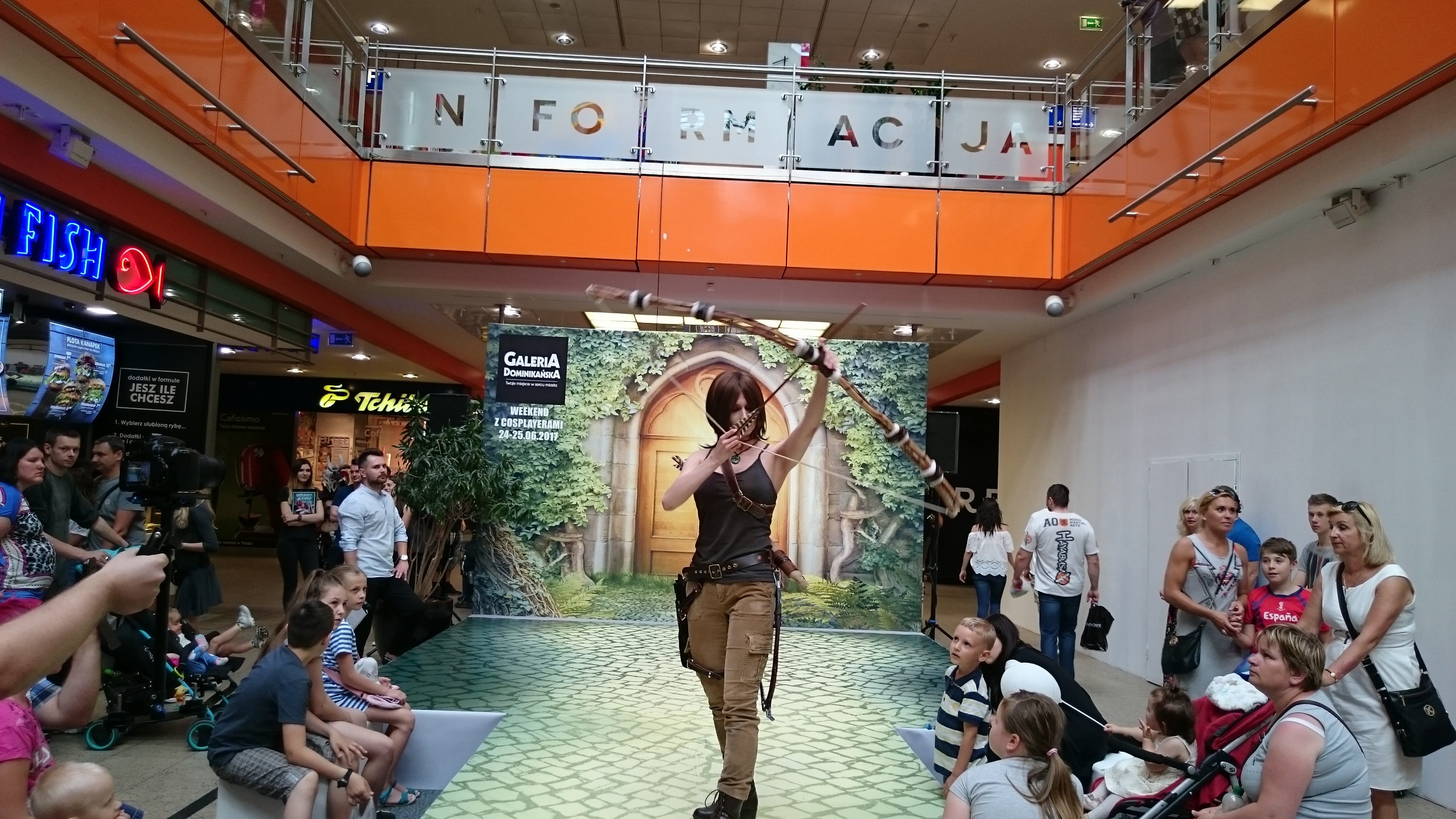 Ethlaine w cosplayu jako Lara Croft z serii Tomb Raider podczas weekendu z cosplayerami w Galerii Dominikańskiej we Wrocławiu