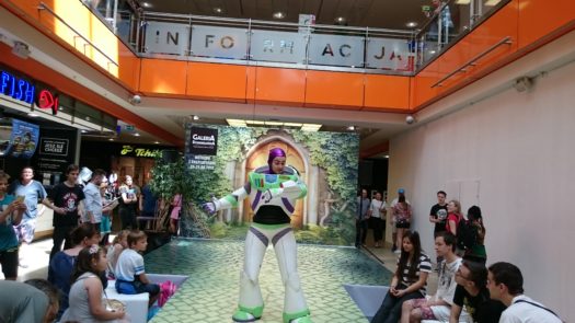 Juleczka w cosplayu jako Buzz Astral z serii Toy Story podczas weekendu z cosplayerami w Galerii Dominikańskiej we Wrocławiu