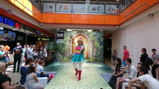 Lina Sakura w cosplayu podczas weekendu z cosplayerami w Galerii Dominikańskiej we Wrocławiu