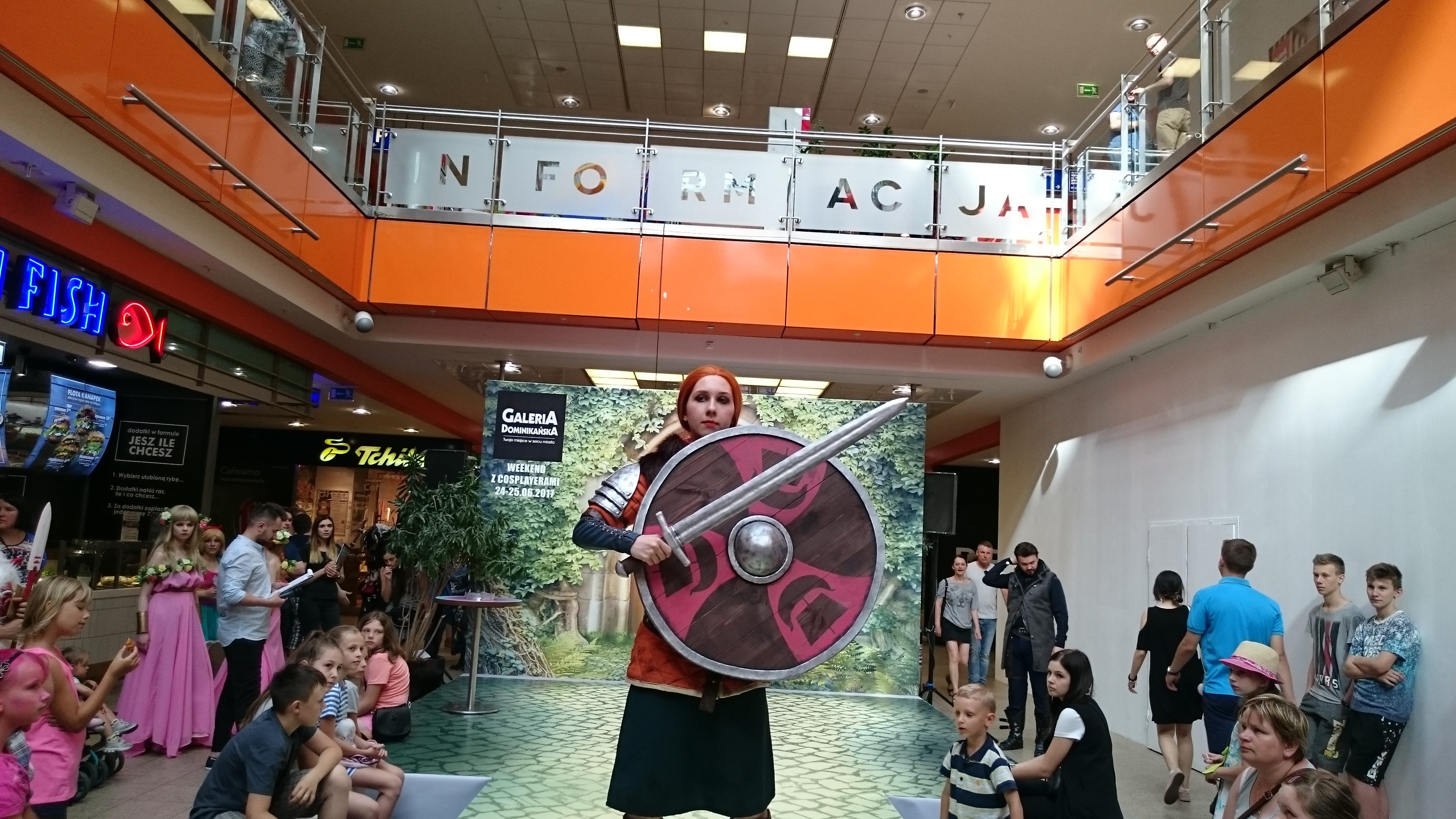 Lorien w cosplayu podczas weekendu z cosplayerami w Galerii Dominikańskiej we Wrocławiu