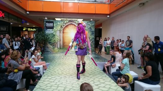 Marruda w cosplayu jako Arcade Miss Fortune z gry League of Legends podczas weekendu z cosplayerami w Galerii Dominikańskiej we Wrocławiu