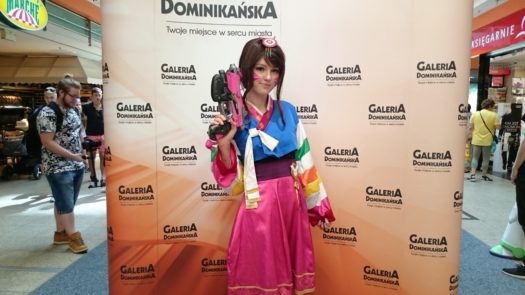 Miko w cosplayu podczas weekendu z cosplayerami w Galerii Dominikańskiej we Wrocławiu