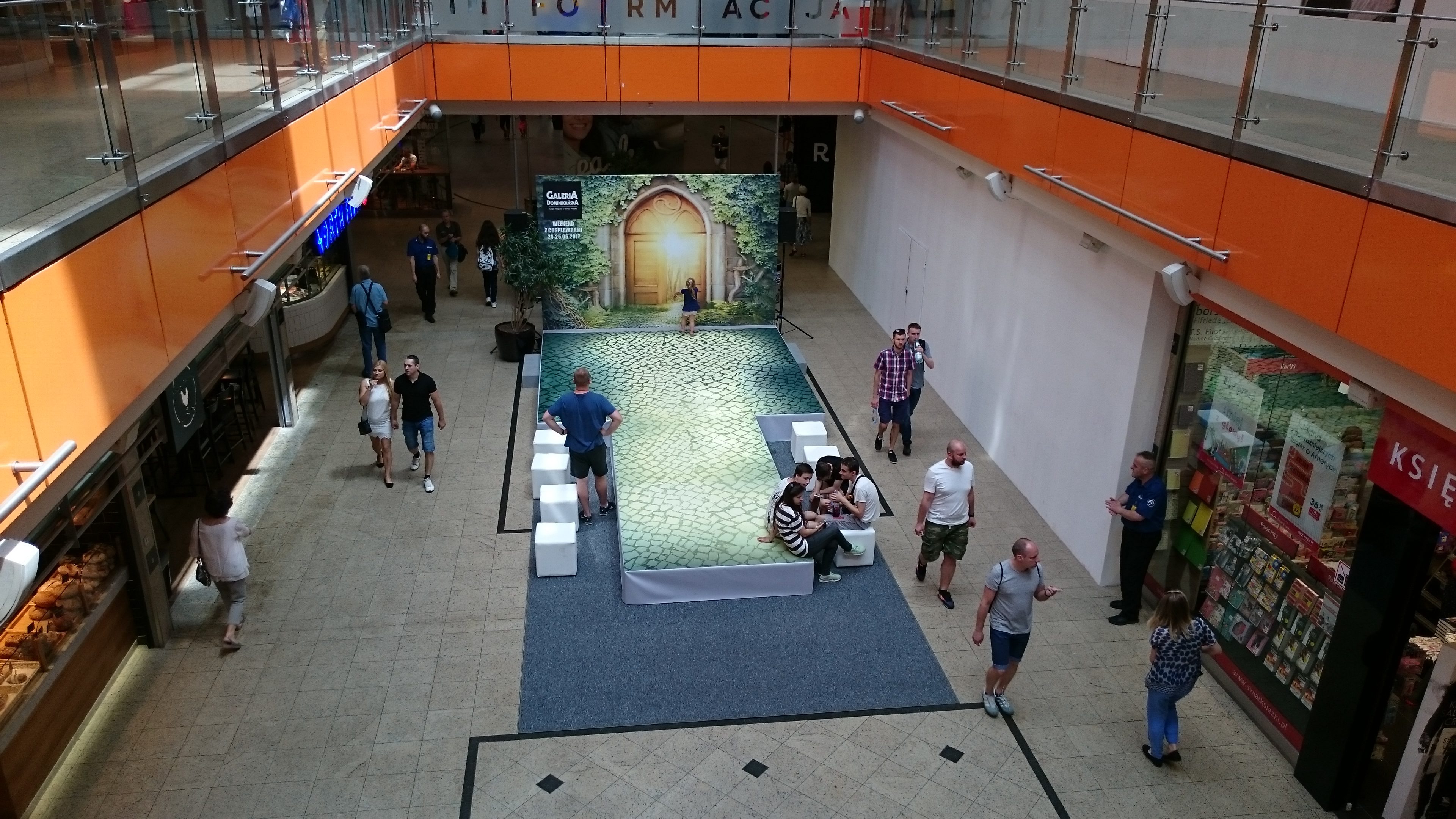 Scena wykorzystywana podczas weekendu z cosplayerami w Galerii Dominikańskiej