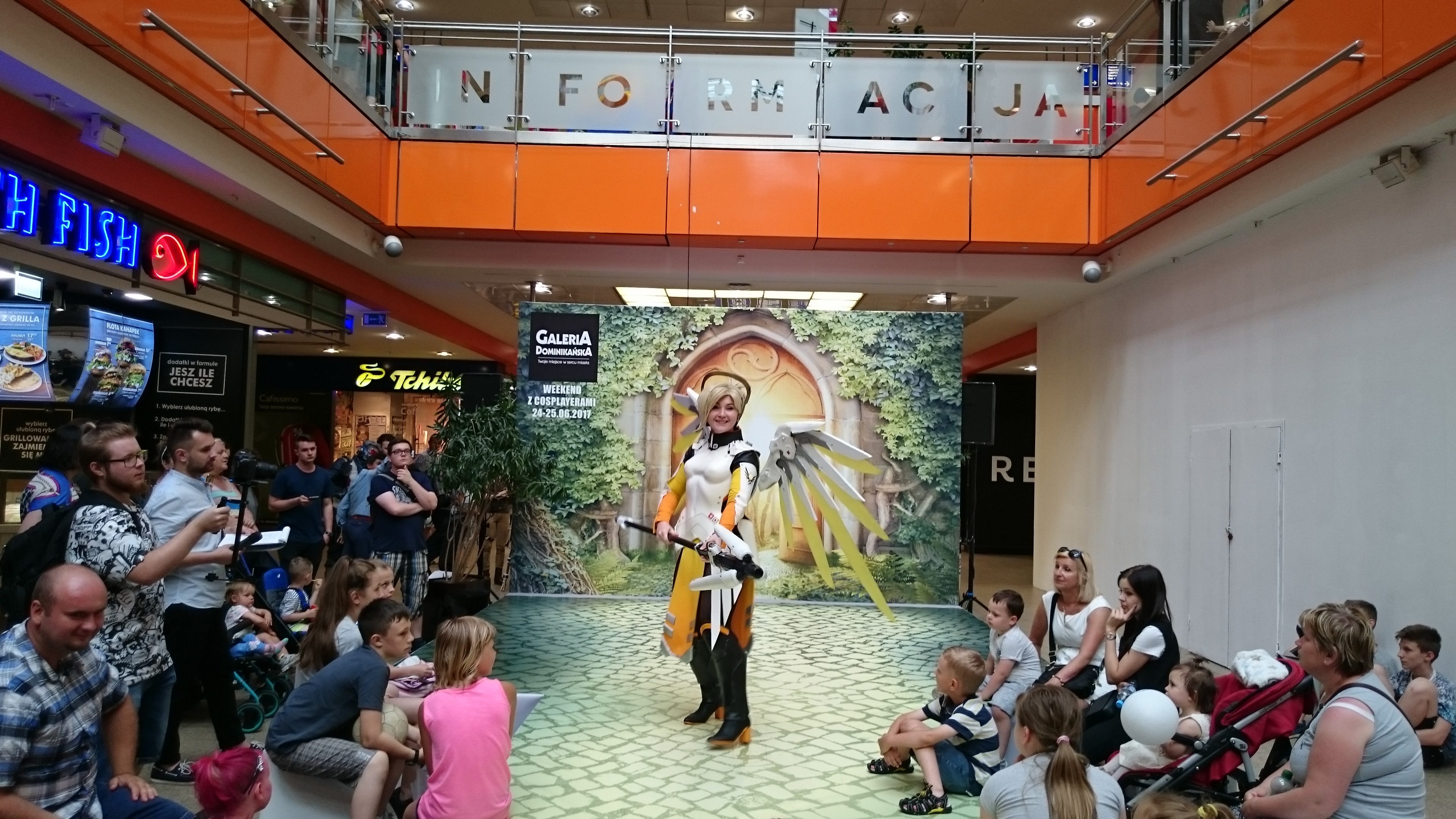 Shappi w cosplayu jako Mercy podczas weekendu z cosplayerami w Galerii Dominikańskiej we Wrocławiu
