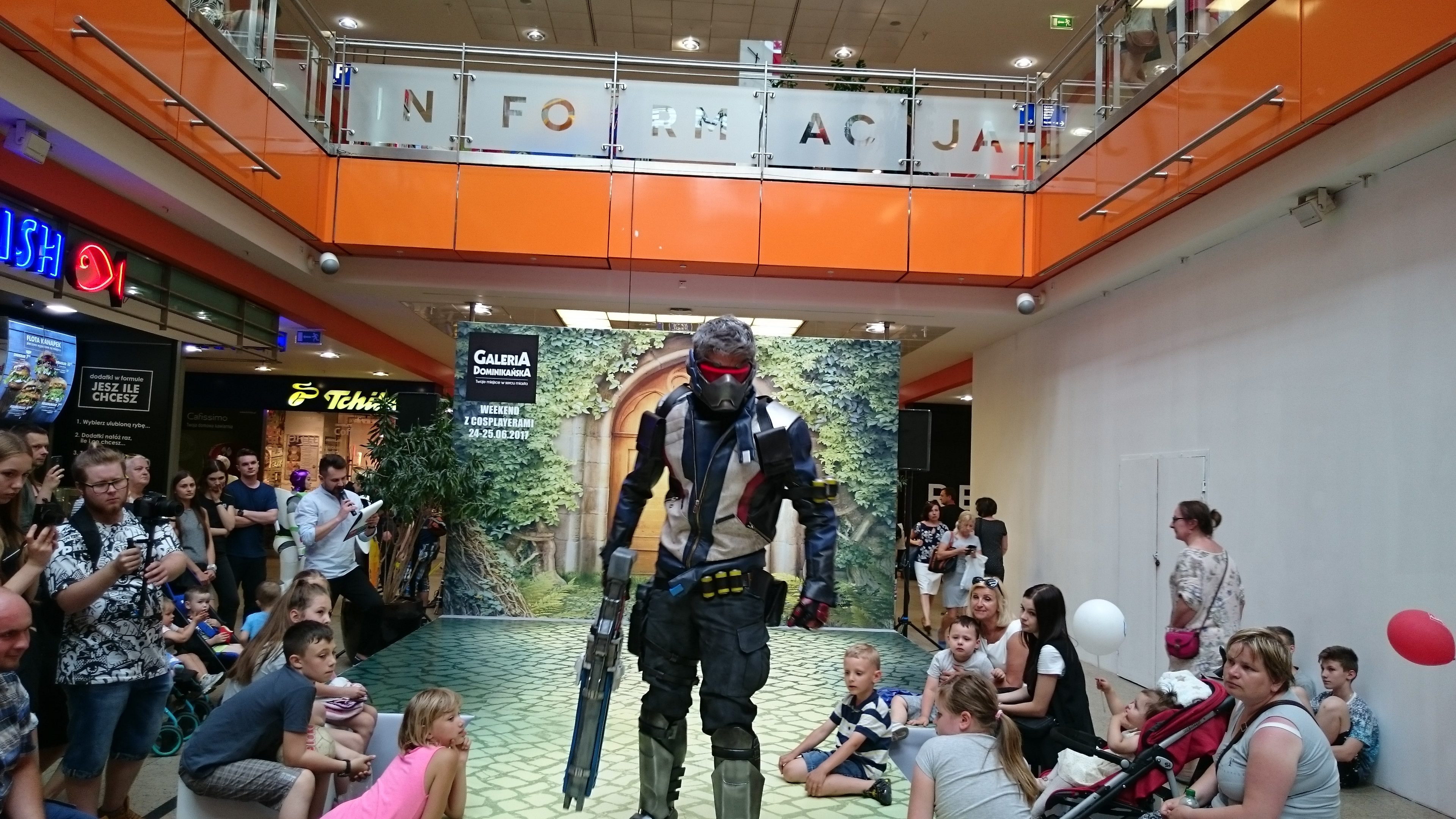 Tentacle Creations w cosplayu jako Soldier 76 z gry Overwatch podczas weekendu z cosplayerami w Galerii Dominikańskiej we Wrocławiu