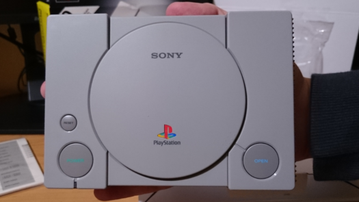 Konsola PlayStation Classic na dłoni