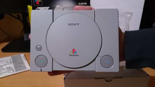 PlayStation Classic na dłoni