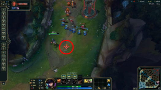 Używanie komendy ataku do utrzymywanie maksymalnego dystansu w grze League of Legends