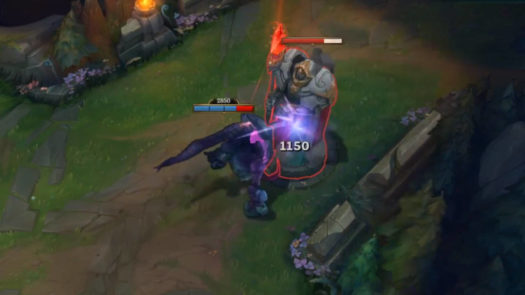 Rift Herald zadający znaczne obrażenia wieży w grze League of Legends